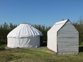 Mill Haven Place glamping yurt 3, hotel que admite mascotas en Haverfordwest