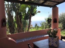 Case Il Mandorlo - immersi nella natura e terrazzi vista mare, holiday home in Leni