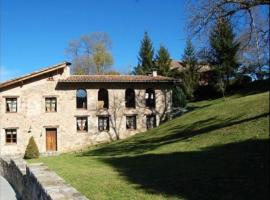 Sant Pau de Seguries Villa Sleeps 14 with Pool, hotelli kohteessa Sant Pau de Seguries