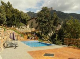 Villa in la Nou de Bergueda Sleeps 4 with Pool, hotell i La Nou