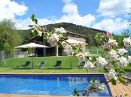 Ripoll Villa Sleeps 14 with Pool, hotell i Ripoll