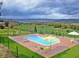 Olost Villa Sleeps 8 with Pool, hotell i Olost