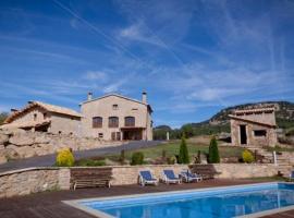 Villa in Berga Sleeps 4 with Pool, hotel en Berga