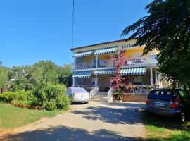 Apartments Nada, khách sạn ở Starigrad-Paklenica