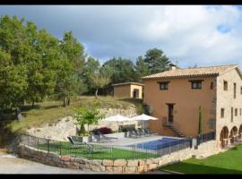 Ripoll Villa Sleeps 16 with Pool, hotel em Ripoll