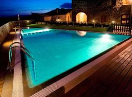 Ponts Villa Sleeps 18 with Pool, отель в городе Понст