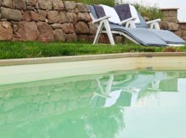 Navas Villa Sleeps 10 with Pool, hotel en Navàs