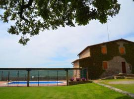 Gironella Villa Sleeps 15 with Pool, hotell i Gironella
