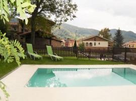 Villa in Sant Pau de Seguries Sleeps 8 with Pool, hotell i Sant Pau de Seguries