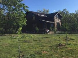 POLOVRAGA - casă la țară cu ciubăr, beach hotel in Polovragi
