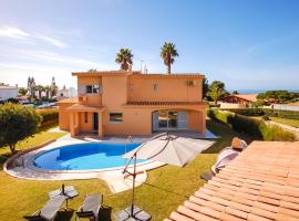 Gale de Cima Villa Sleeps 12 with Pool Air Con and WiFi, hotel sa Galé de Cima