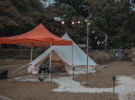 Kampung Glamping, מלון בסינגפור