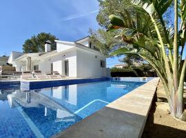 Villa Bouganvilla luxury villa with air-con, & private swimming pool ideal for families، فندق رفاهية في لا اميتلا دي مار