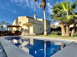 Villa Martina 4 bedroom villa with air conditioning & private swimming pool ideal for families, hotel in L'Ametlla de Mar