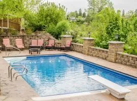 Grand Getaway w/ Hot Tub in Spokane Valley!