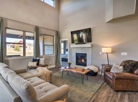 Ski & Hike: Home w/ Hot Tub + Gas Grill in Granby, hotel di Granby