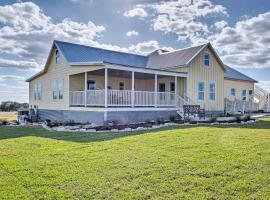 Schulenburg Retreat with Private Pool and Hot Tub, holiday home in Schulenburg