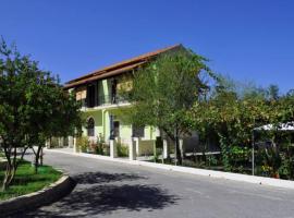 Green House!!!, hotel with parking in Sfakerá