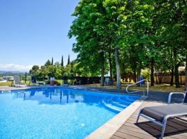 Perafita Villa Sleeps 32 with Pool and Air Con, hotel en Perafita