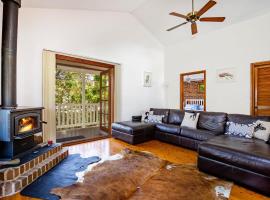 Eagles Point I Water Views I Pet Friendly, vacation home in Callala Bay