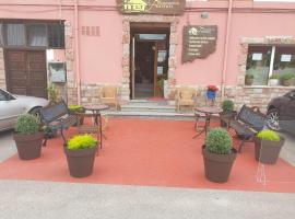 Alojamientos Fermín, hotel em Cangas de Onís