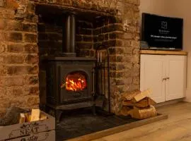 Stylish Coastal Retreat with Hot Tub & Log Burner in Margate