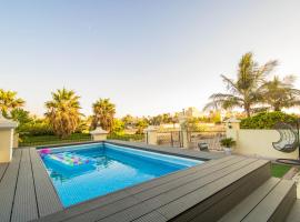 Fairways luxury pool villa, villa in Ras al Khaimah