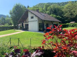Chalet gite l'Arcange 3 chambres au calme Franche Comte bord de riviere peche sur place