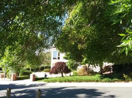 Sweet Home by the Golf Course, homestay in Canberra