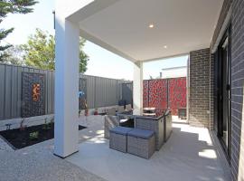 ✿Stylish Townhouse; with King Bed, NBN, Netflix, WIFI, holiday home in Christies Beach