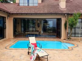 Eagle Road Holiday Home، فندق مع موقف سيارات في Umtentweni