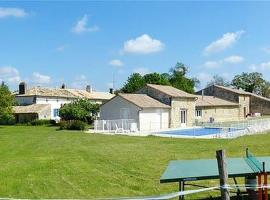 Maison charmante à Saint-Vincent-la-Châtre avec piscine partagée, Hotel in Saint-Vincent-la-Châtre