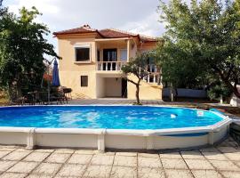 Lovely 3-Bed House in Malomir - Yambol District, Hotel in Malomir