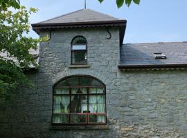 Cut Limestone Apartment Riverside Lodge, cabin in Carlow