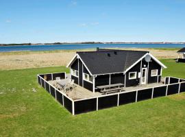 Three-Bedroom Holiday home in Storvorde 6, feriehus i Egense