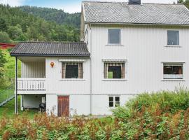 Holiday Home Vågland、Våglandの駐車場付きホテル