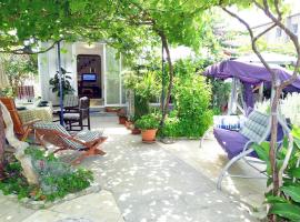 Villa Zeljko - with nice garden: Sućuraj şehrinde bir otel