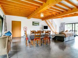 Premium Cottage in Florennes near Private Fish Lake Forest, hotell i Florennes