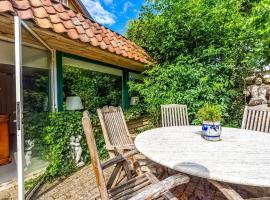 Holiday Home with Terrace Garden Parking, feriebolig i Uikhoven