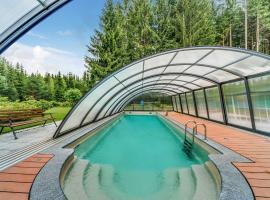 Holiday home with swimming pool in J gersgr n, villa em Bad Reiboldsgrün