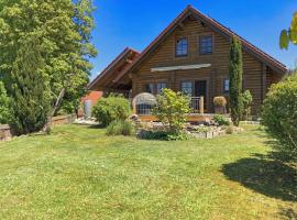 Wooden holiday home with sauna, hotel com estacionamento em Teunz