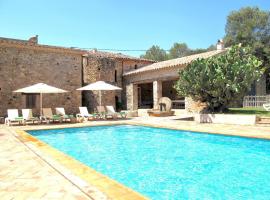 Mansion in Navata with Pool near Beach, hotel v destinaci Navata
