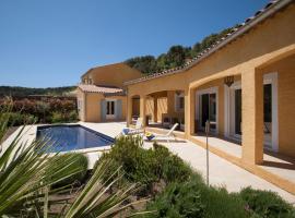 Adorable Villa with in Roquebrun Swimming Pool, hotel s parkiralištem u gradu 'Roquebrun'