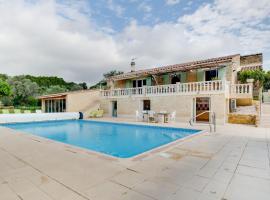 Holiday home with private pool near Orange, hotel met zwembaden in Lagarde-Paréol