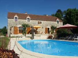 Charming holiday home with pool, hotel con estacionamiento en Lavercantière