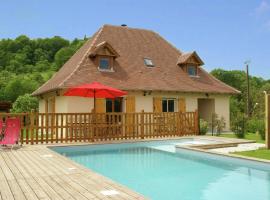Modern holiday home with private pool, cheap hotel in Loubressac