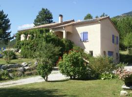 Quiet holiday home with garden, vacation home in Ponet-et-Saint-Auban