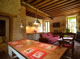 Beautiful secluded and quiet house in Champvert with pond, hotel sa parkingom u gradu Champvert