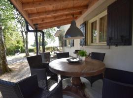Modern holiday home with lovely garden, cabaña o casa de campo en Saint-Honoré-les-Bains