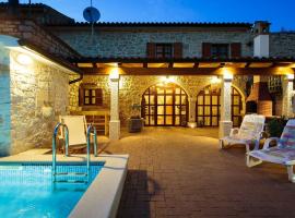 Cosy holiday home in Vrsar with private pool, cabaña o casa de campo en Marasi